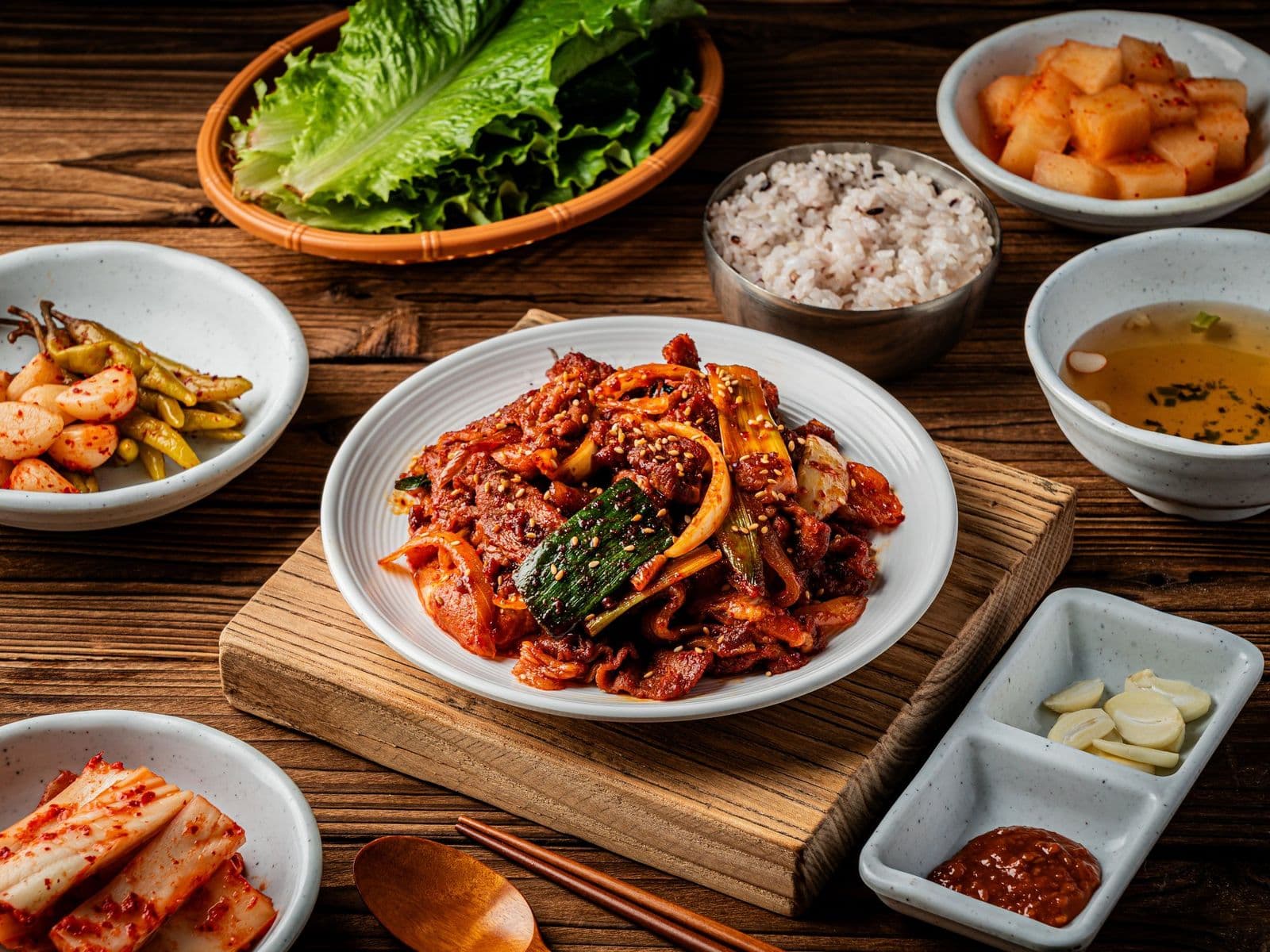 양지리 가마솥 나무 배경 메뉴사진 - 탑뷰 컷