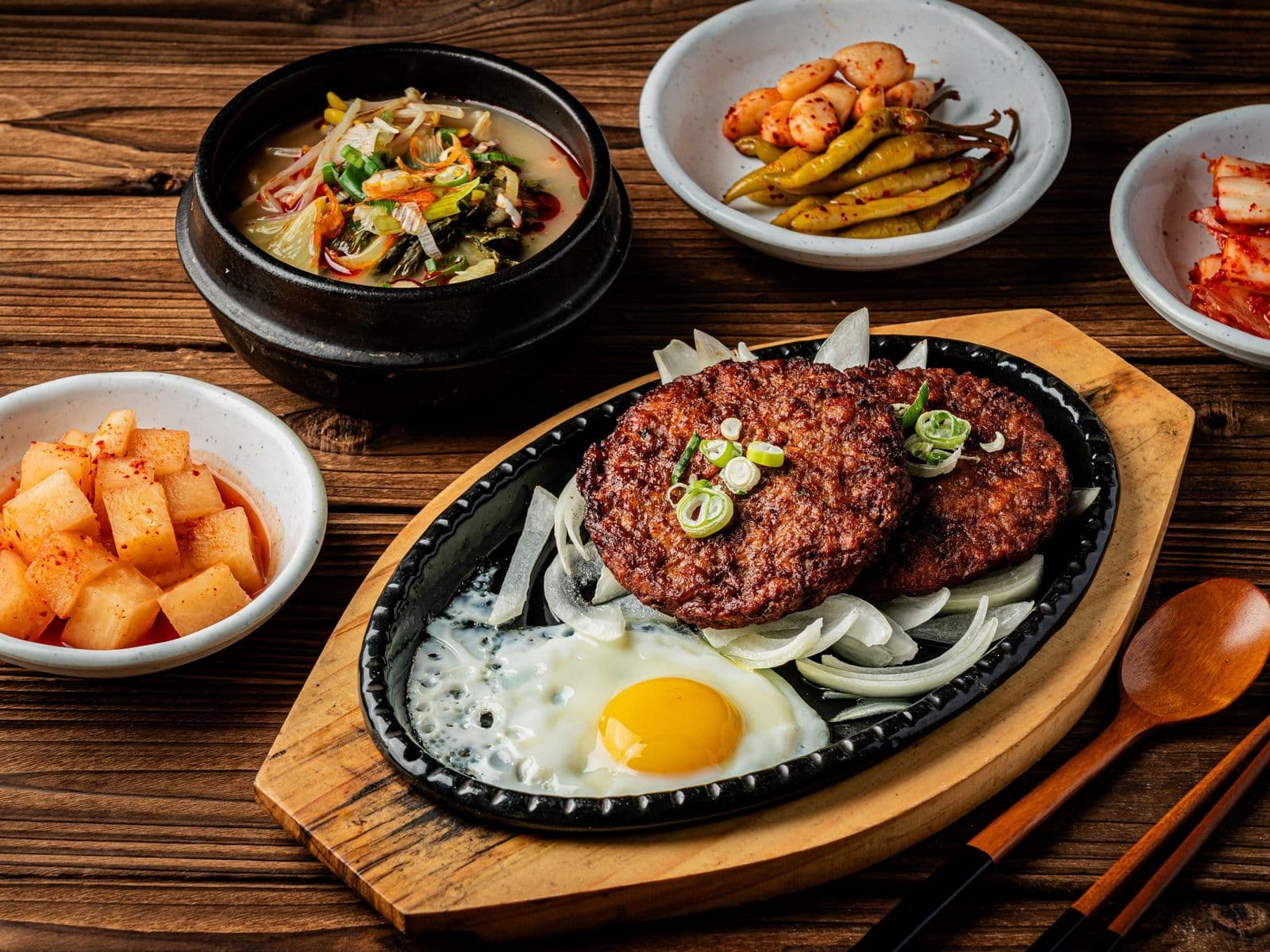 양지리 가마솥 나무 배경 메뉴사진 - 메인 디시 컷