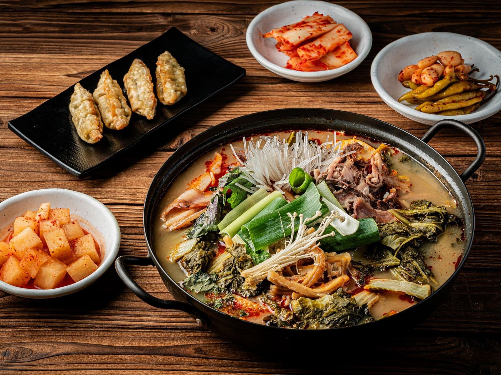 양지리 가마솥 나무 배경 메뉴사진 - 탑뷰 컷 (메인 디시 컷)