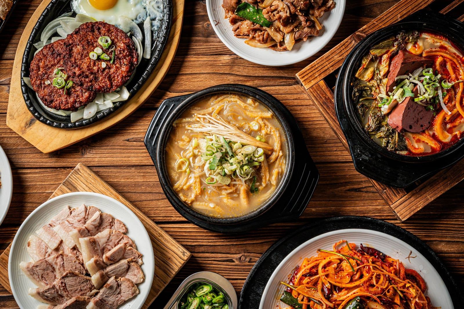 양지리 가마솥 나무 배경 메뉴사진 - 스타일링 컷 (메인 디시 컷)