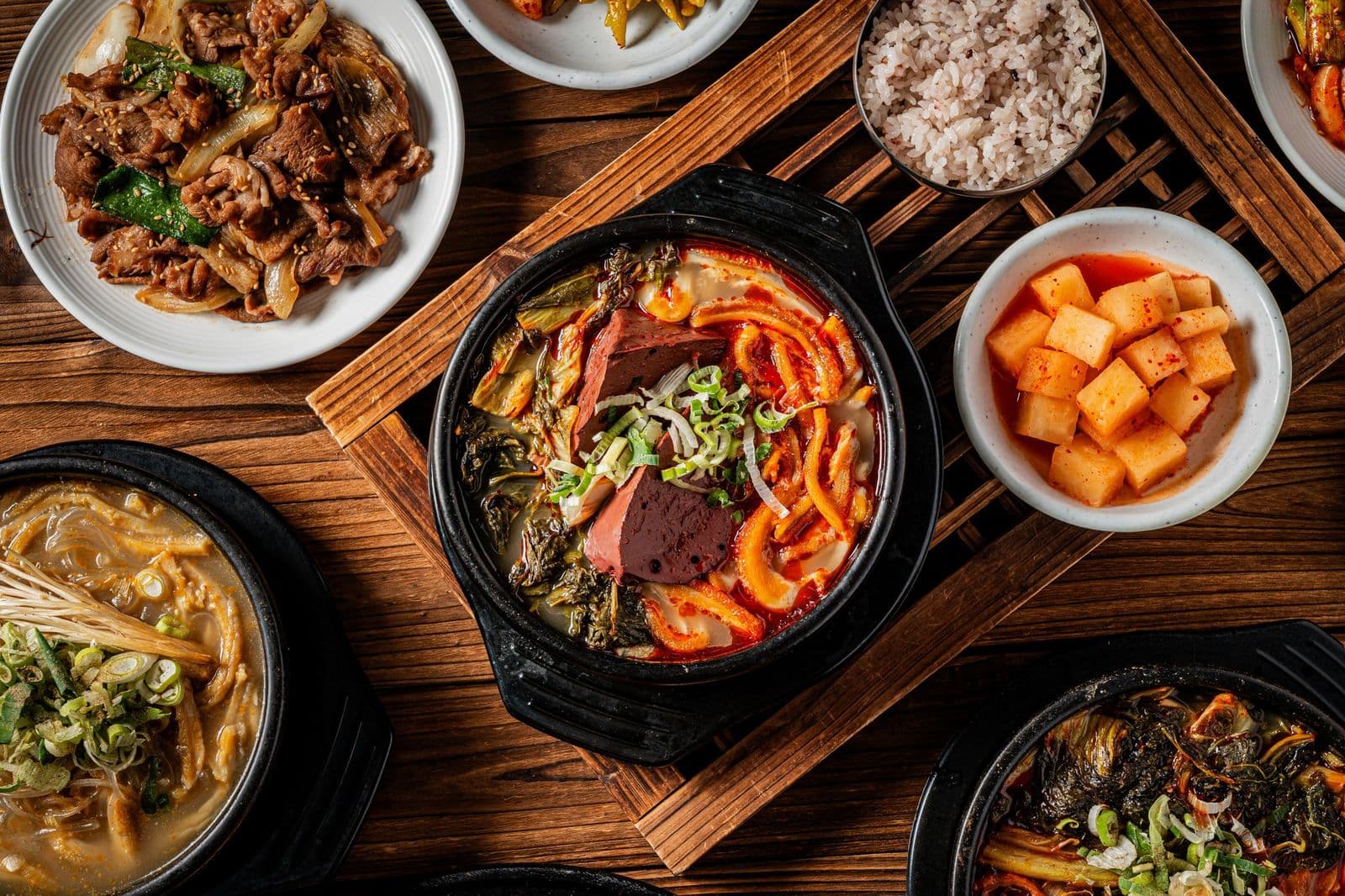 양지리 가마솥 나무 배경 메뉴사진 - 마무리 컷 (메인 디시 컷)