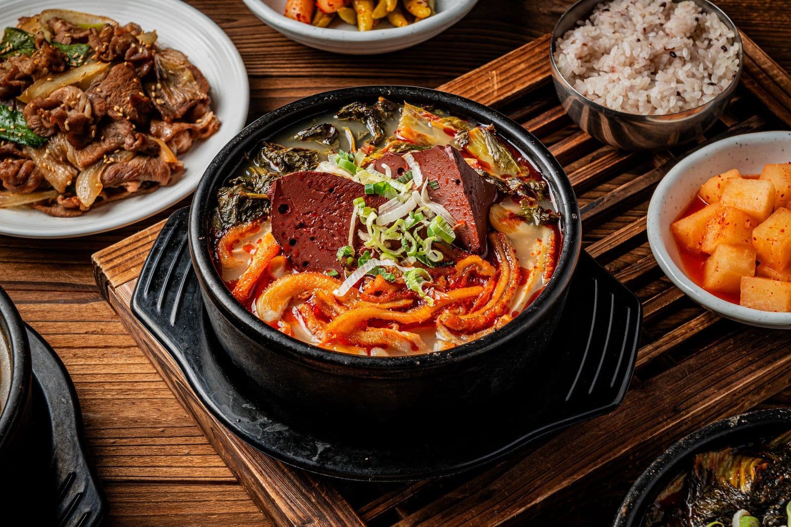 양지리 가마솥 나무 배경 메뉴사진 - 메뉴 컷 (메인 디시 컷)